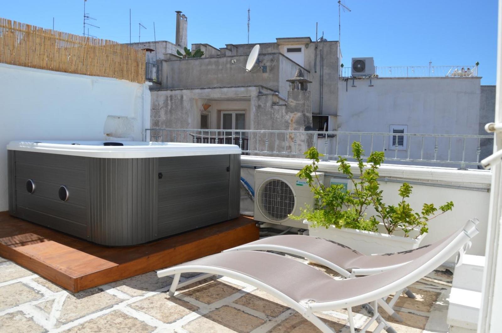 Ostuni 21Mqsuitehomes, Appartamento Con Mini Piscina Privata, Appartamenti Con Vasca Idromassaggio & Appartamenti Standard أوستوني المظهر الخارجي الصورة